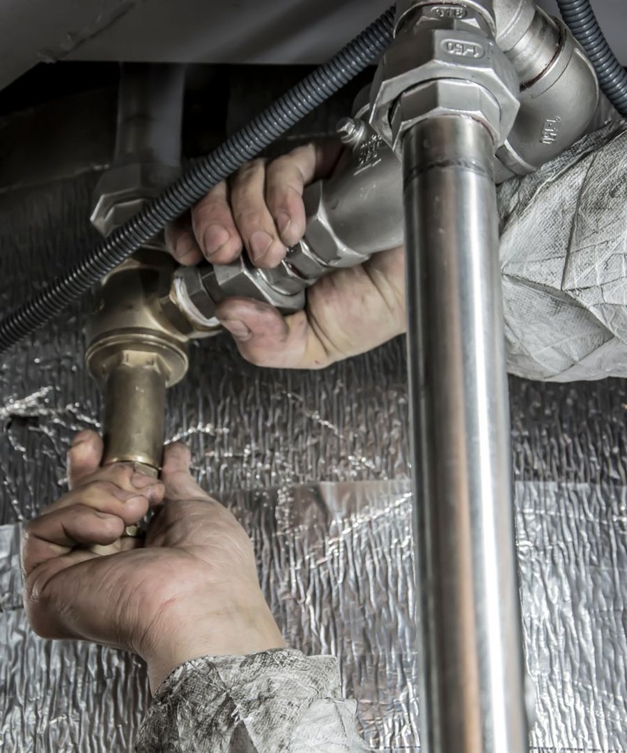 Installation de tuyauteries techniques sur un chantier CVC